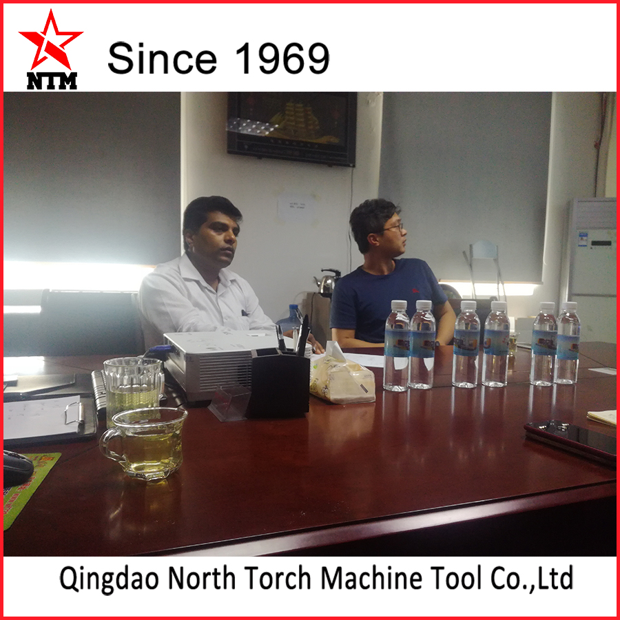 中東客戶來我司洽談并簽訂合同，采購我司CK84系列數(shù)控軋輥車床